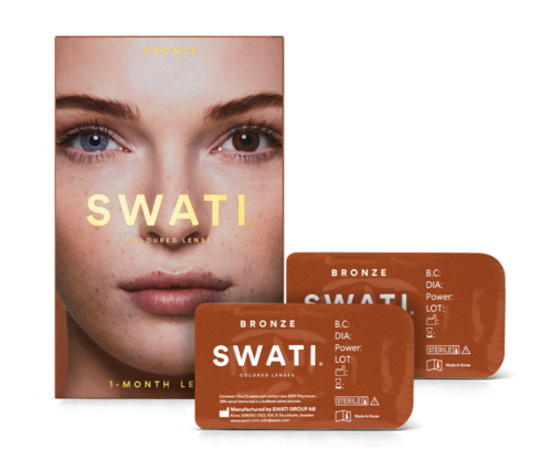 Swati contactlenzenverpakking met een close-up van een vrouwen gezicht, met zichtbaar ogen en lippen.