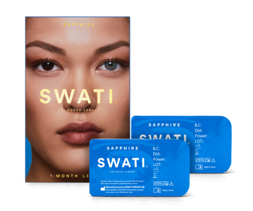 Doos met blauwe contactlenzendoosjes en het gezicht van een vrouw met gekleurde ogen, promotie van Swan contactlenzen.