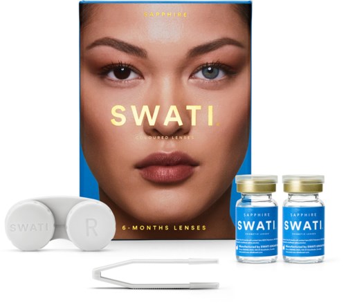 Swati contactlensverpakking met twee flesjes, een case en een lensgereedschap, met een vrouwen gezicht op de doos.