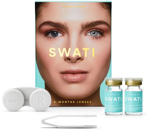 Verpakking voor SWATI contactlenzen met twee flessen, twee tabletten en een gereedschap voor het gezicht van een model.