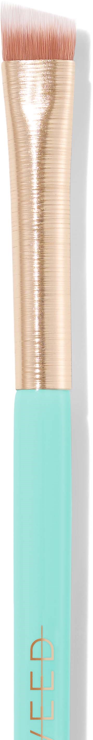 Make-up kwast met een gouden handvat en een lichtblauwe grip, met zachte roze haren.