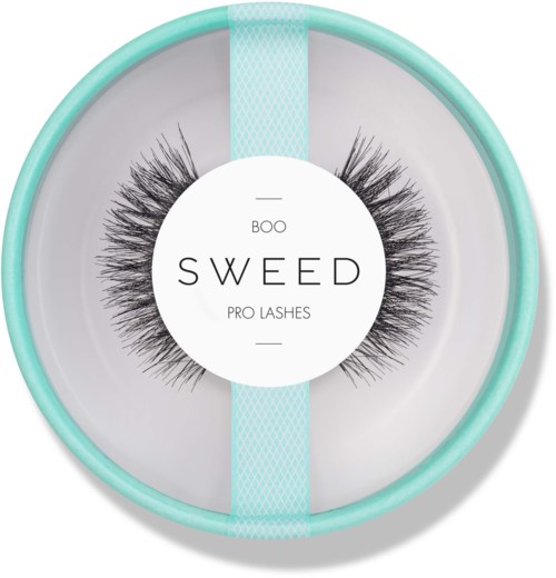 Rond doosje met zwarte nepleren en lichtblauwe rand. Bevat de merknaam 'Sweed' en 'Pro Lashes'.