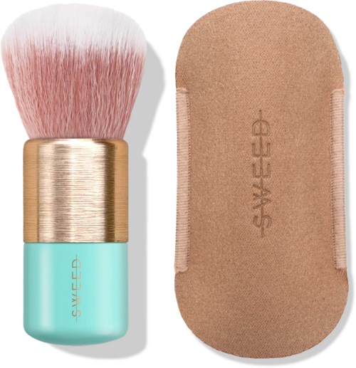 En sminkebørste med rosa bust og tyrkis håndtak, ved siden av en beige svamp. Begge merket SWAYED.