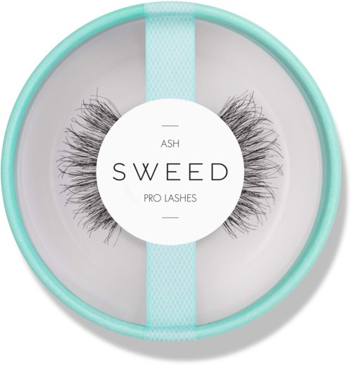 Förpackning med svarta konstgjorda ögonfransar märkta 'ASH SWEEED PRO LASHES' i ett turkost runt lock.