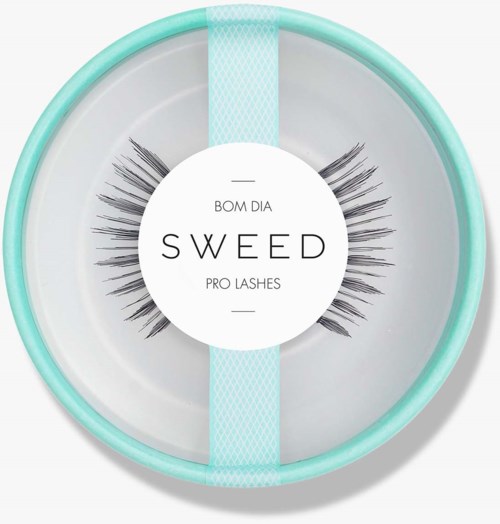 Ronde doos met turquoise rand bevat nepwimpers gemerkt SWEED PRO LASHES. De deksel is doorzichtig, toont de wimpers binnen.