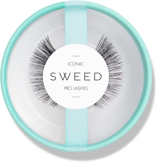 En rund låda med falska ögonfransar inuti, märkt 'ICONIC SWEED PRO LASHES' på en vit bakgrund.