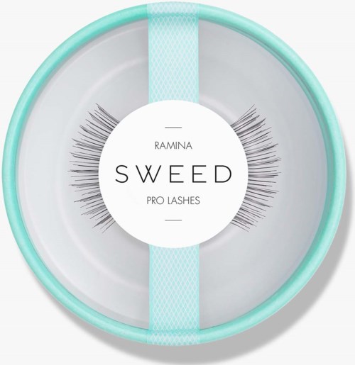 Ronde groenblauwe container met nepwimpers en witte label met 'RA-MI-NA SWEED PRO LASHES'.