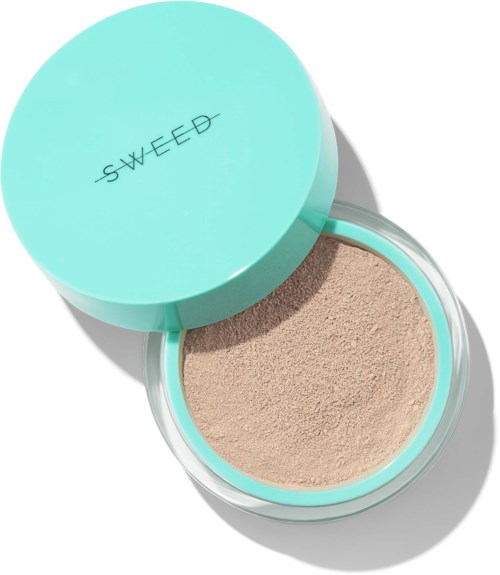 Ein runder, hellblaue Behälter mit der Aufschrift 'SWEED' und beige Pulver. Der Deckel ist offen.