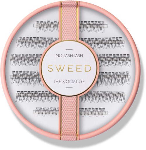 Rund rosa beholder med falske øyevipper i rader og en gull- og rosa stripe i midten. Teksten sier 'NO LASH-LASH', 'SWEED' og 'THE SIGNATURE'.