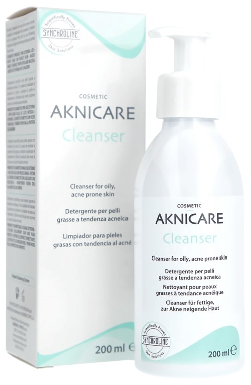 Biała butelka z pompką i obok niej pudełko, oba oznaczone jako Aknicare Cleanser do tłustej, trądzikowej skóry.