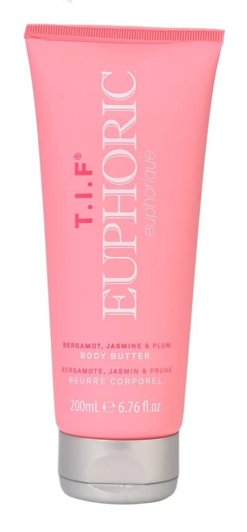 Pink tube med kroppssmør med hvit og rosa tekst, angir duft av bergamott, jasmin og plommer.