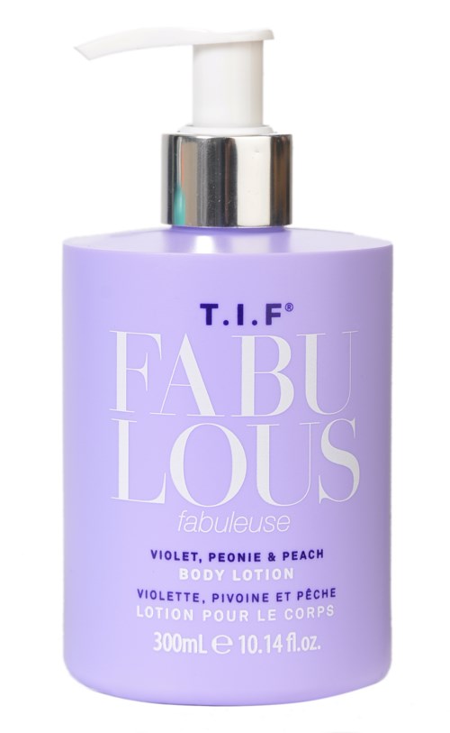 En lilla kroppslotion-flaske med pumpe, merket "Fabulous" og duft av fiolett, peon og fersken.