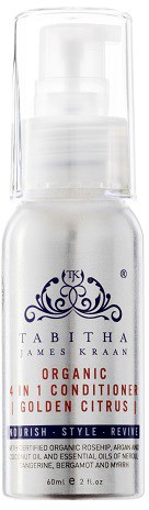 En hvit sprayflaske merket 'Tabitha James Kraan Organic 4-in-1 Conditioner Golden Citrus' med gjennomsiktig lokk.