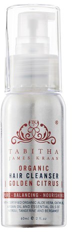 En hvit hudpleieflesk med pumpe, merket Tabitha James Kraan Organic Hair Cleanser, Golden Citrus duft, 60 ml.