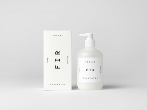 Een witte fles met pomp naast een witte doos, beide hebben simpele zwart-witte labels met tekst.