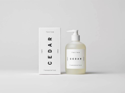 Eine weiße Flasche mit Pumpe neben einer Box, beide mit den Worten "CEDAR" und "TANGENTGC" beschriftet.
