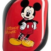 Punainen hiirimäinen hiiri, jossa Mickey Mouse -kuvitus, keltaiset kengät ja leikkisä muotoilu.