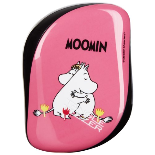 Vaaleanpunainen kotelo, jossa Moiminit halaavat toisiaan ja siinä lukee 'MOOMIN'.