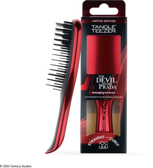 Ein roter und schwarzer Kamm in Verpackung, mit Tangle Teezer-Marken und einer speziellen Devil Wears Prada Edition.