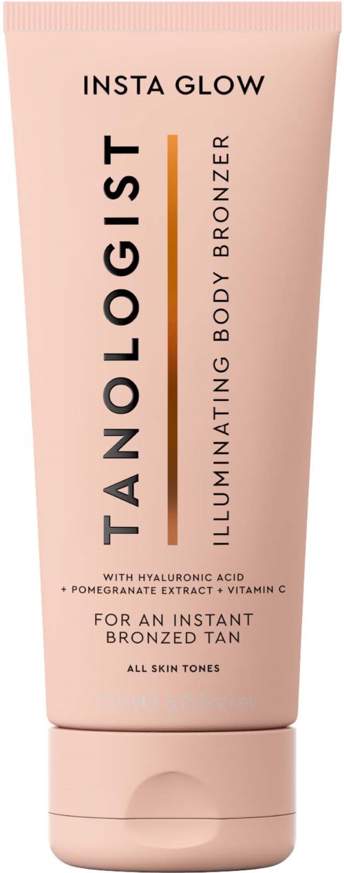 En tub med brunaktig lotion märkt TANGLOGIST INSTA GLOW, med ingredienser som hyaluronsyra och vitamin C, för snabb solbränna.