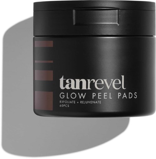 En rund svart behållare med Tanrevel glow peel pads, 60 stycken för att exfoliera och återuppliva huden.