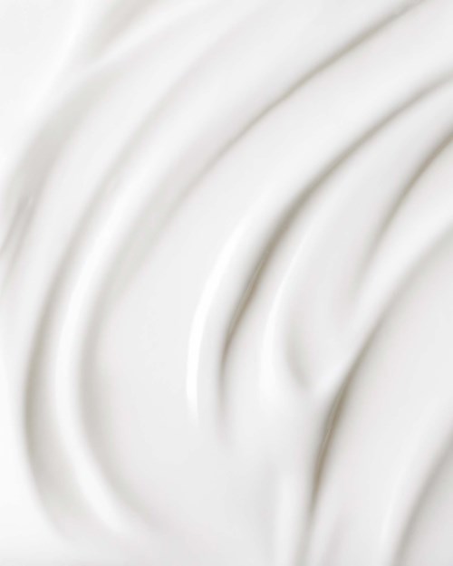 Close-up van witte kabels of draden, met enkele krommingen en schaduwen.