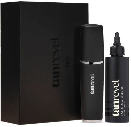 En svart box med toner, spray och en svart behållare med etiketter, alla i svart och vitt.