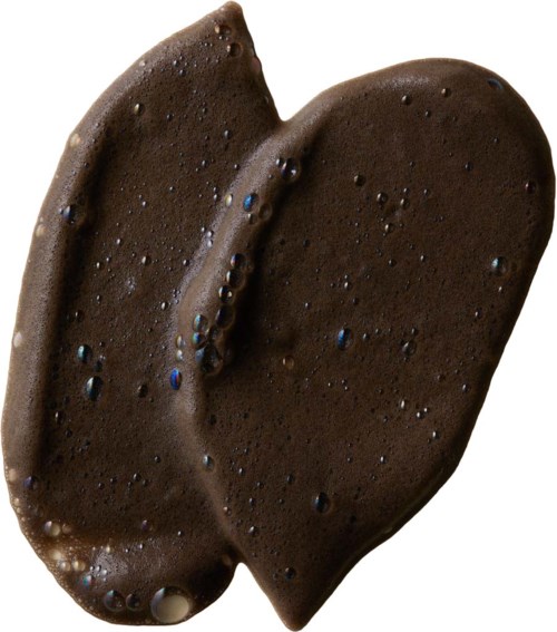 Twee stukjes donkere chocolade met een gladde, glanzende oppervlakte en kleine bellen.
