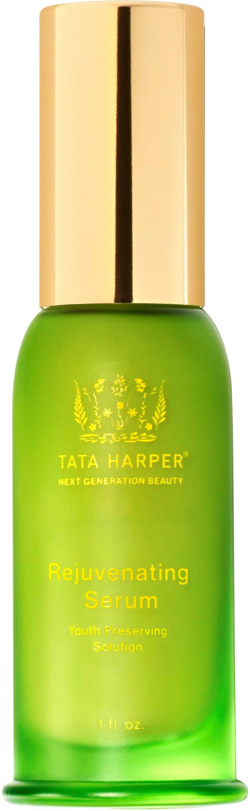 Grön flaska med guldlock. Etiketten säger Tata Harper Rejuvenating Serum, för hudens ljusstyrka och släthet.