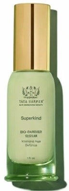 Grön flaska med guldlock, märkt Tata Harper Superkind hudserum för ljusning och åldring.