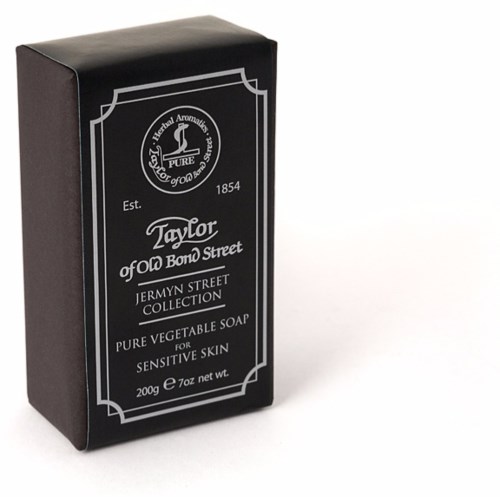 Mustavalkoinen rasia, jossa valkoinen teksti kasvipohjaisesta saippuasta herkälle iholle, Taylor of Old Bond Street, Jermyn Street -kokoelma, 200g.