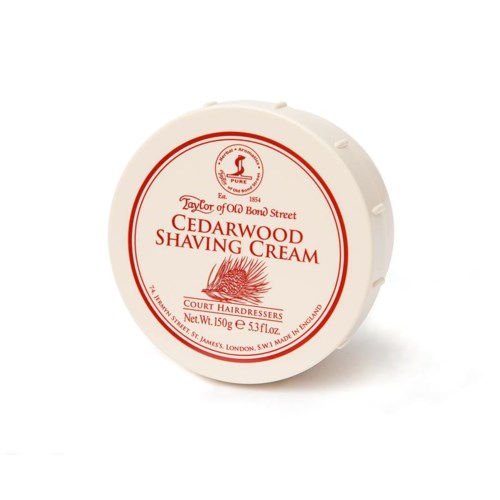 Ympyrän muotoinen purkki cedarwood-parranajovoiteelle, punainen ja valkoinen etiketti sisältää tuotteen tiedot ja brändin.