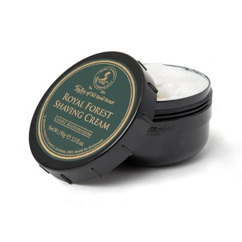 Musta pyöreä rasia, jossa lukee 'Royal Forest Shaving Cream', täynnä valkoista partascremiä.