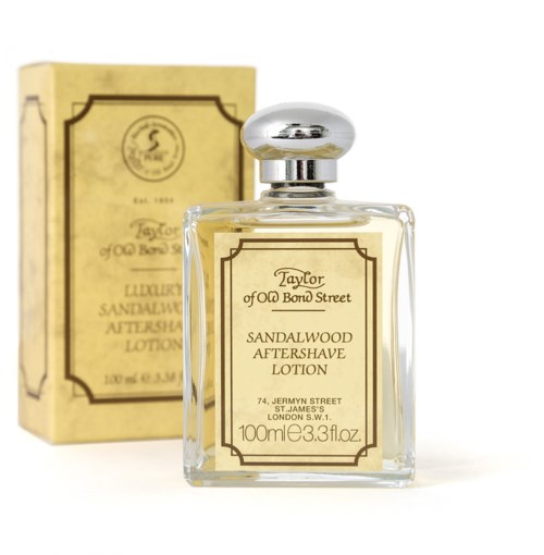 Hajuvesipullo ja siihen kuuluva laatikko, etiketissä lukee 'Sandalwood Aftershave Lotion' Taylor of Old Bond Streetiltä.