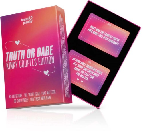 Różowa pudełko do gry o tytule "Truth or Dare Kinky Couples Edition" z dwoma kartami, jedna o miłości, druga o odwadze.