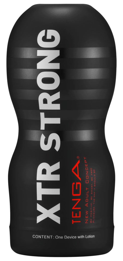 Een zwarte fles met de woorden "XTR STRONG" in grote witte letters en rode tekst eronder. Het lijkt een sport- of energieproduct.