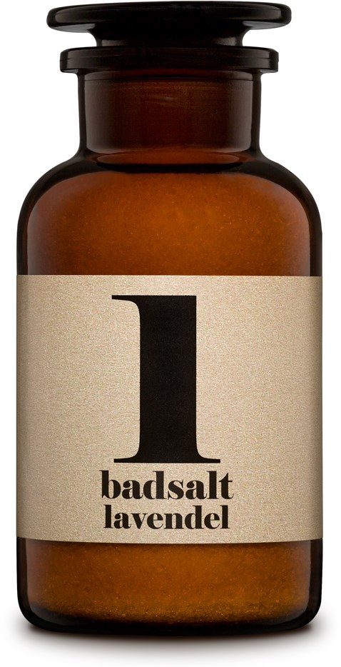 En brunt glasburk märkt 'badsalt lavendel' med ett svart lock, används för salt med lavendeldoft.