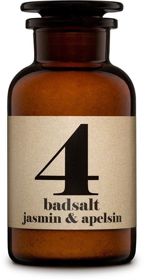 En brun burk med en etikett som säger "4" och "dåligt salt jasmin & apelsin".