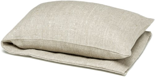Et sammenrullet beige linnedynedæppe og pude ligger på en simpel hvid baggrund.