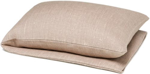 To beige puder stablet, lavet af blødt stof, på hvid baggrund.