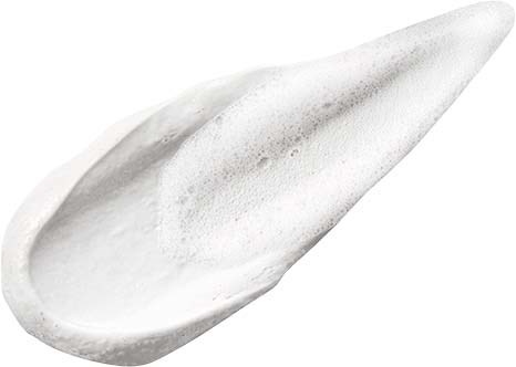 Een wit schelpje met een lange, puntige punt en een gebogen vorm. Het ziet er glad en glanzend uit.