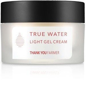 En vit burk med svart lock märkta "TRUE WATER LIGHT GEL CREAM" och "THANK YOU FARMER."