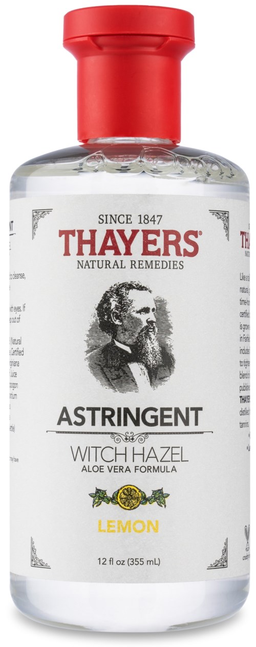 En Thayers Astringent-flaske med rød kork, inneholder sitron og aloe vera, brukes for hudpleie. Den har et portrett av en mann.