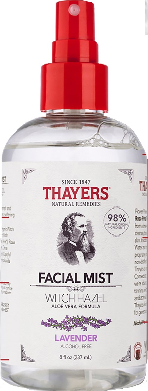 En klar sprayflaske med rød nozzling, merket Thayers Facial Mist med visdomsak og lavendel, alkoholfri.