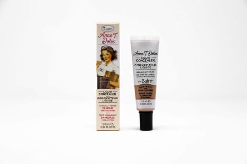 En tube med flydende concealer ved siden af sin æske, begge viser en vintage kvindeillustration og produktdetaljer.