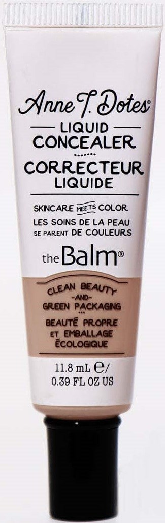 En hvid tube med flydende concealer med sort og brunt tekst, viser produktdetaljer og mærkenavn theBalm.