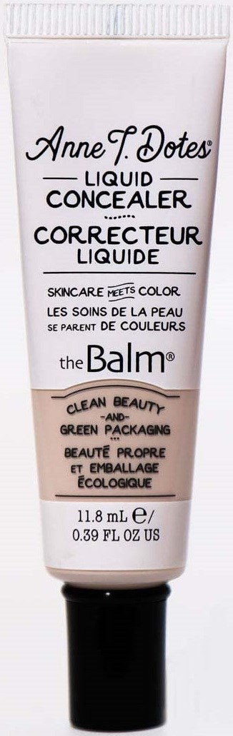 En hvid tube med concealer fra The Balm, med sort låg, med tekst om produktet og mærket.