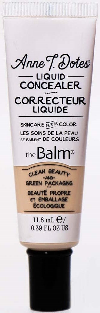 En hvid tube med sort tekst, mærket som flydende Concealer fra brandet theBalm, 11,8 ml.