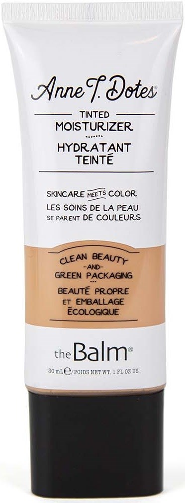 En hvit tube med farget dagkrem med svart lokk, merket med merke- og produktdetaljer, med beige og svarte seksjoner.