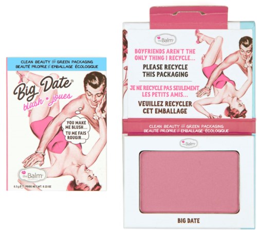 En pink og hvid kosmetikemballage med retro pin-up pige-illustration og tekst om genbrug og blush.